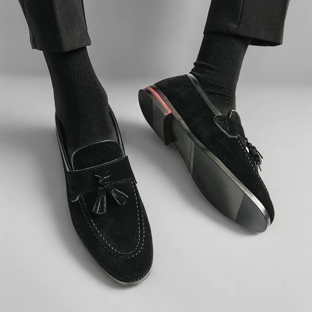 Mocassins de conduite noirs associés à jean brut, tenue quotidienne