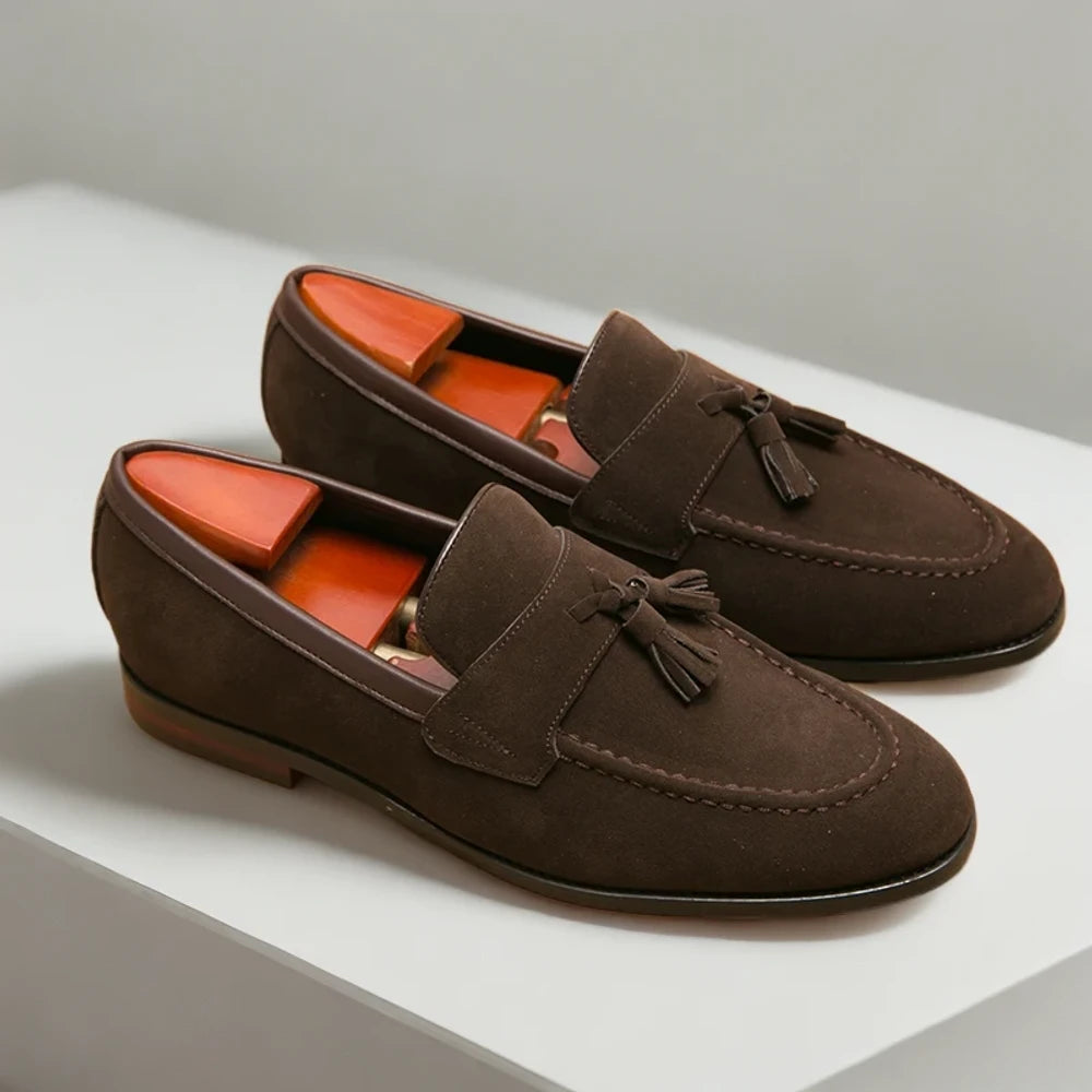 Mocassin de conduite noir, coup d'œil sur la construction raffinée