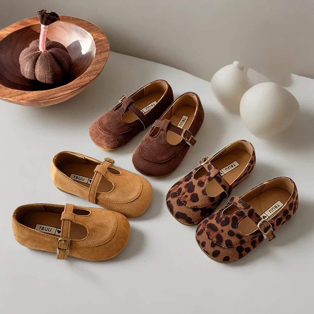 Vue latérale du mocassin de créateur avec bride T fonctionnelle