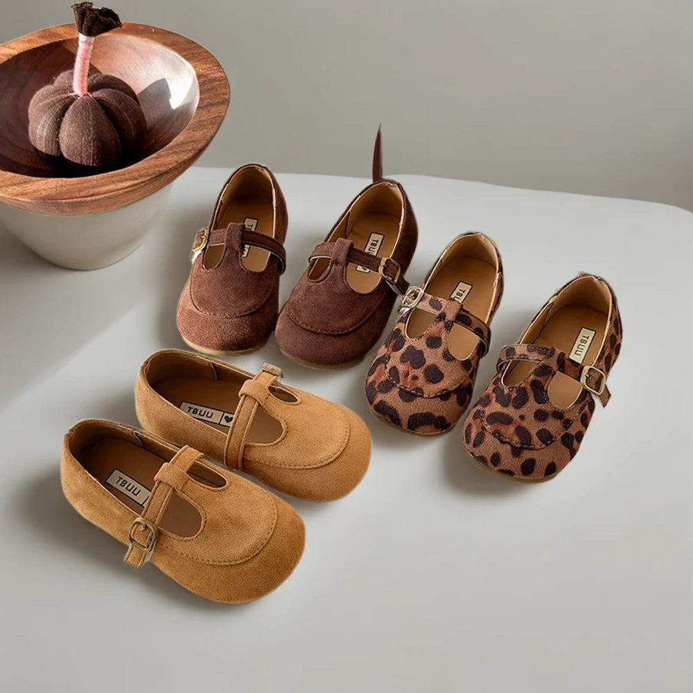 Enfant marchant dans les mocassins de créateur léopard confortables