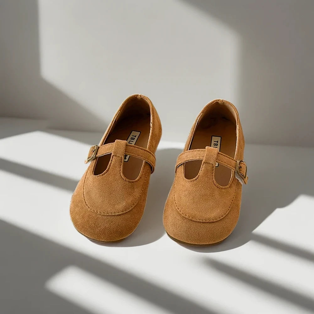 Gros plan de la bride T élastique du mocassin de créateur