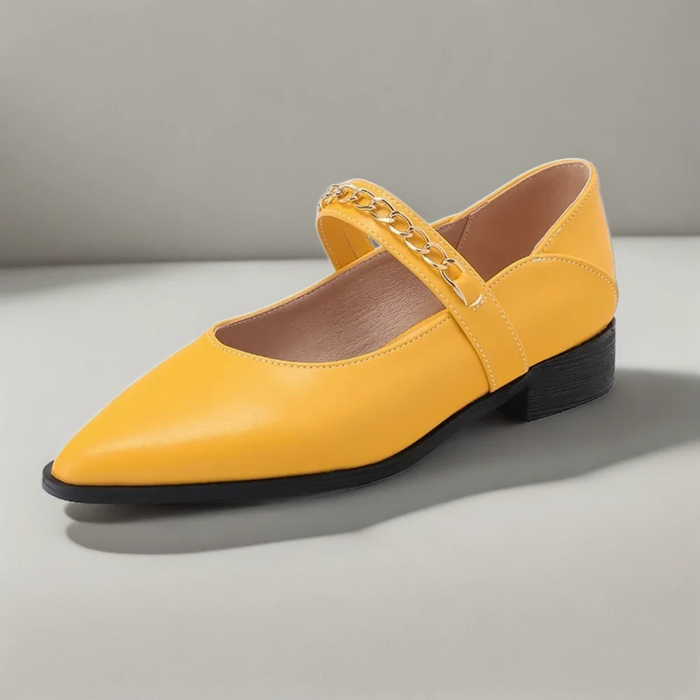 Chaussures mocassin élégantes pour femme portées avec un jean classique