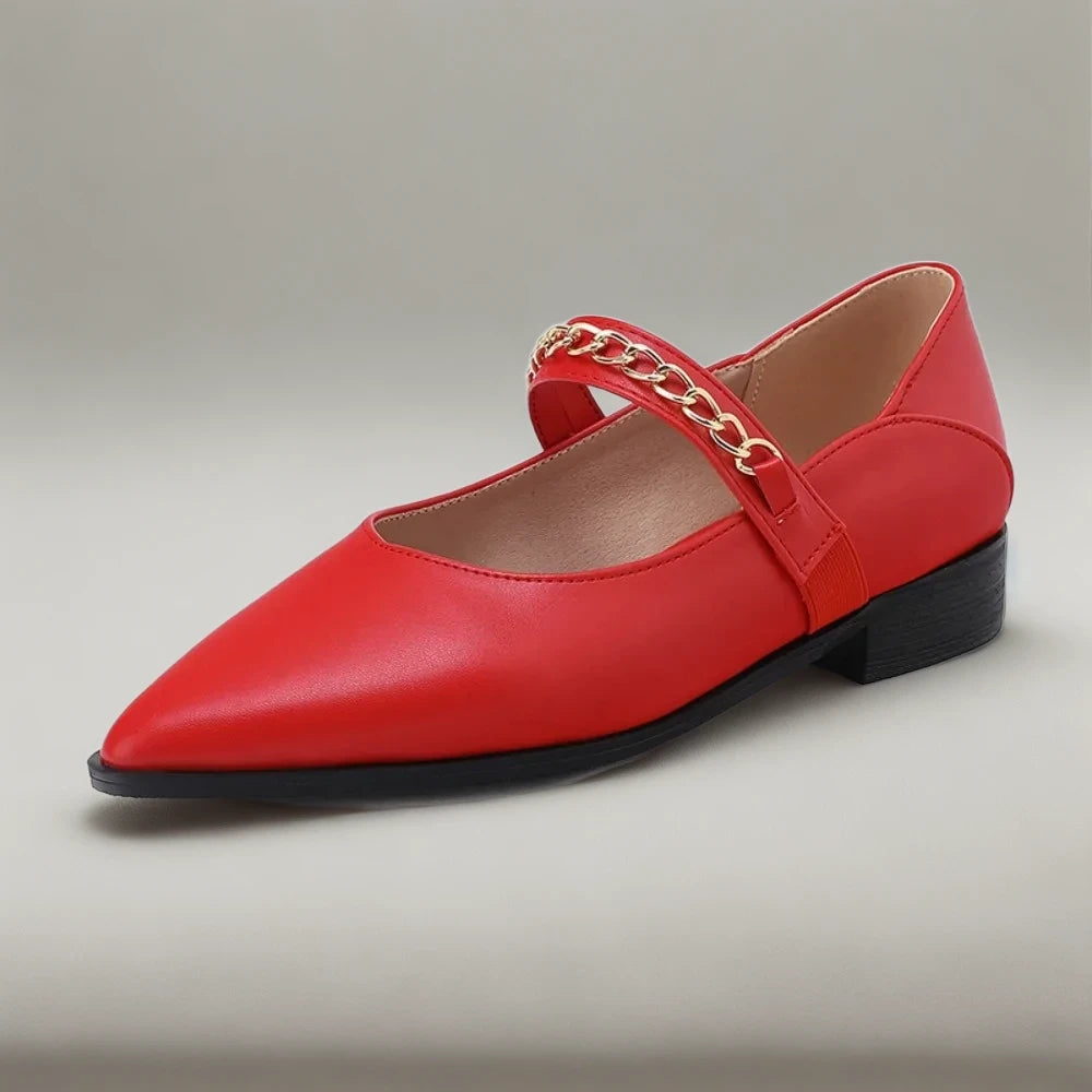 Détail de la chaîne décorée sur mocassins de créateur pour femme