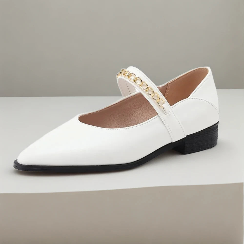 Mocassins raffinés femme en cuir associés à une robe de soirée