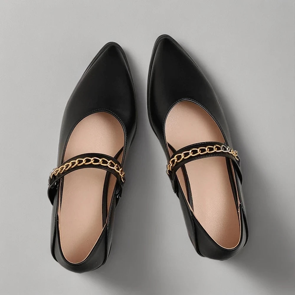 Profil latéral d'un mocassin créateur femme montrant sa ligne fine