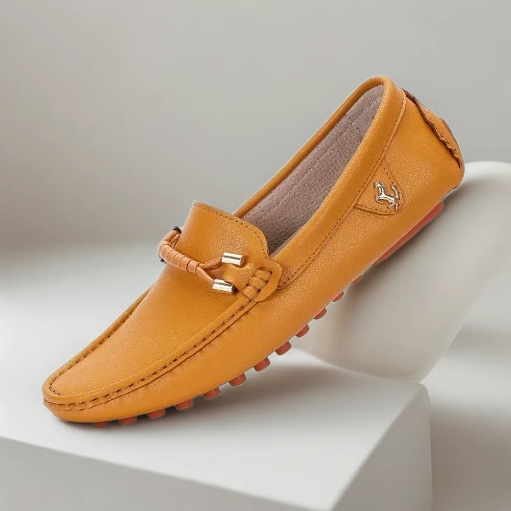 Paire de mocassins homme blanc éclatant style bateau intemporel