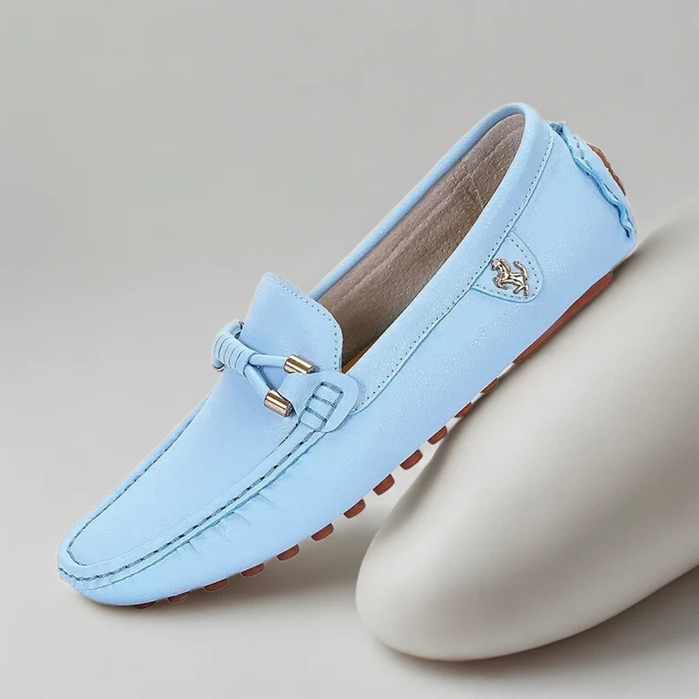 Mocassins homme bleu combinés avec jean casual pour look décontracté