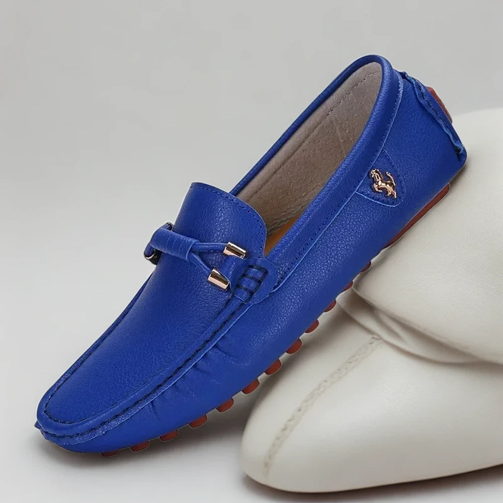 Vue de profil mocassins de créateur homme ligne épurée sophistiquée