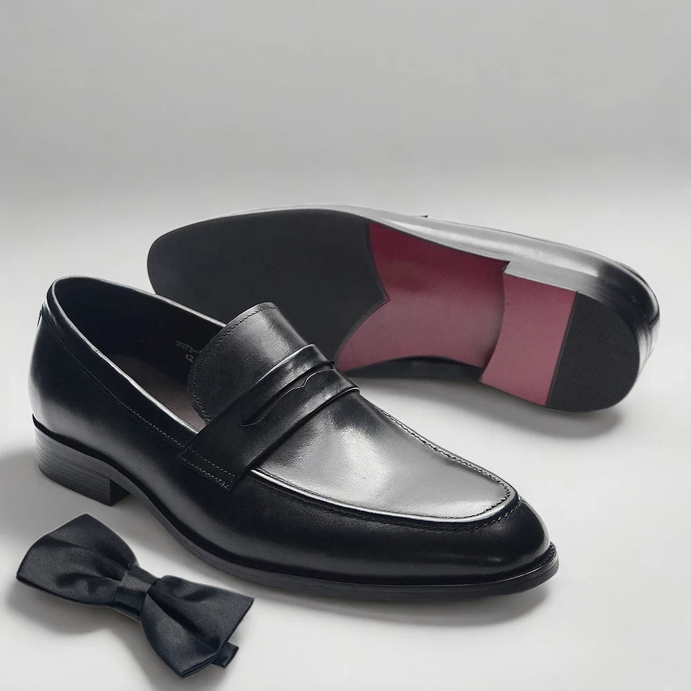 Mocassins homme marron clair portés avec pantalon chino beige