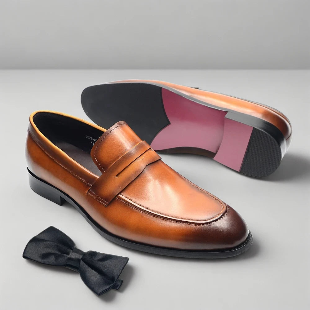 Vue rapprochée de la semelle et du design penny des mocassins décontractés