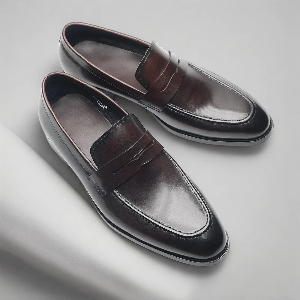 Mocassins décontractés homme bleu marine sur fond blanc