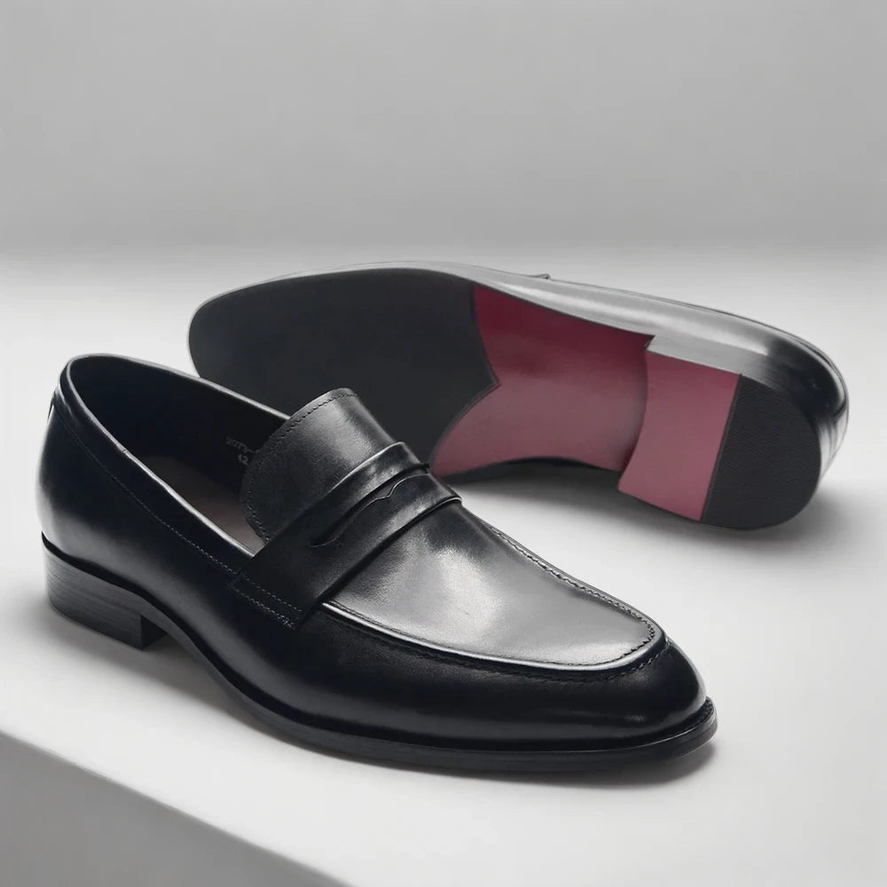 Détail du cuir véritable et de la couture sur mocassin homme marron