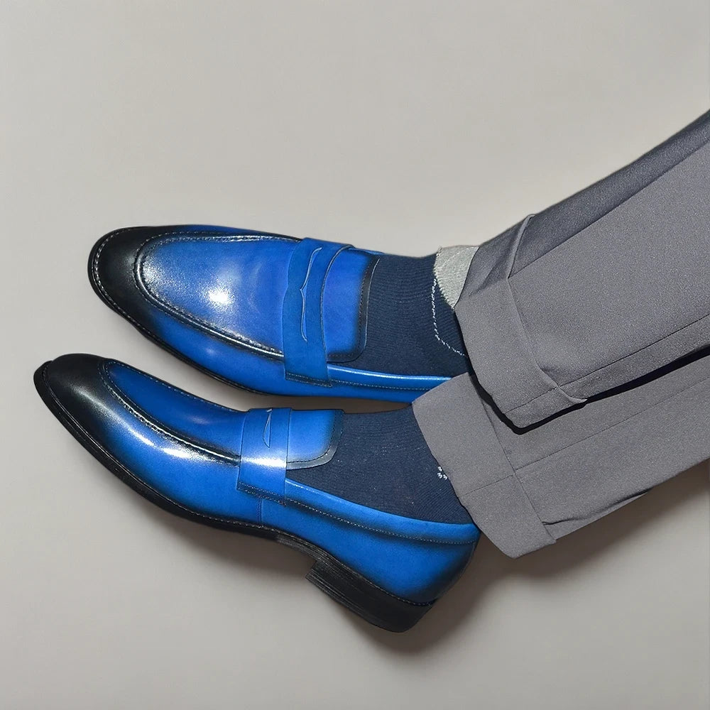 Mocassins décontractés homme portés avec costume gris clair