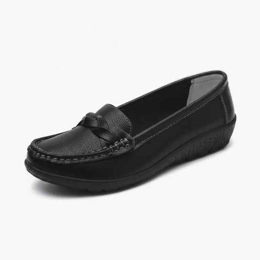 Mocassins doux pour femme en cuir noir, vue de profil montrant la souplesse du design
