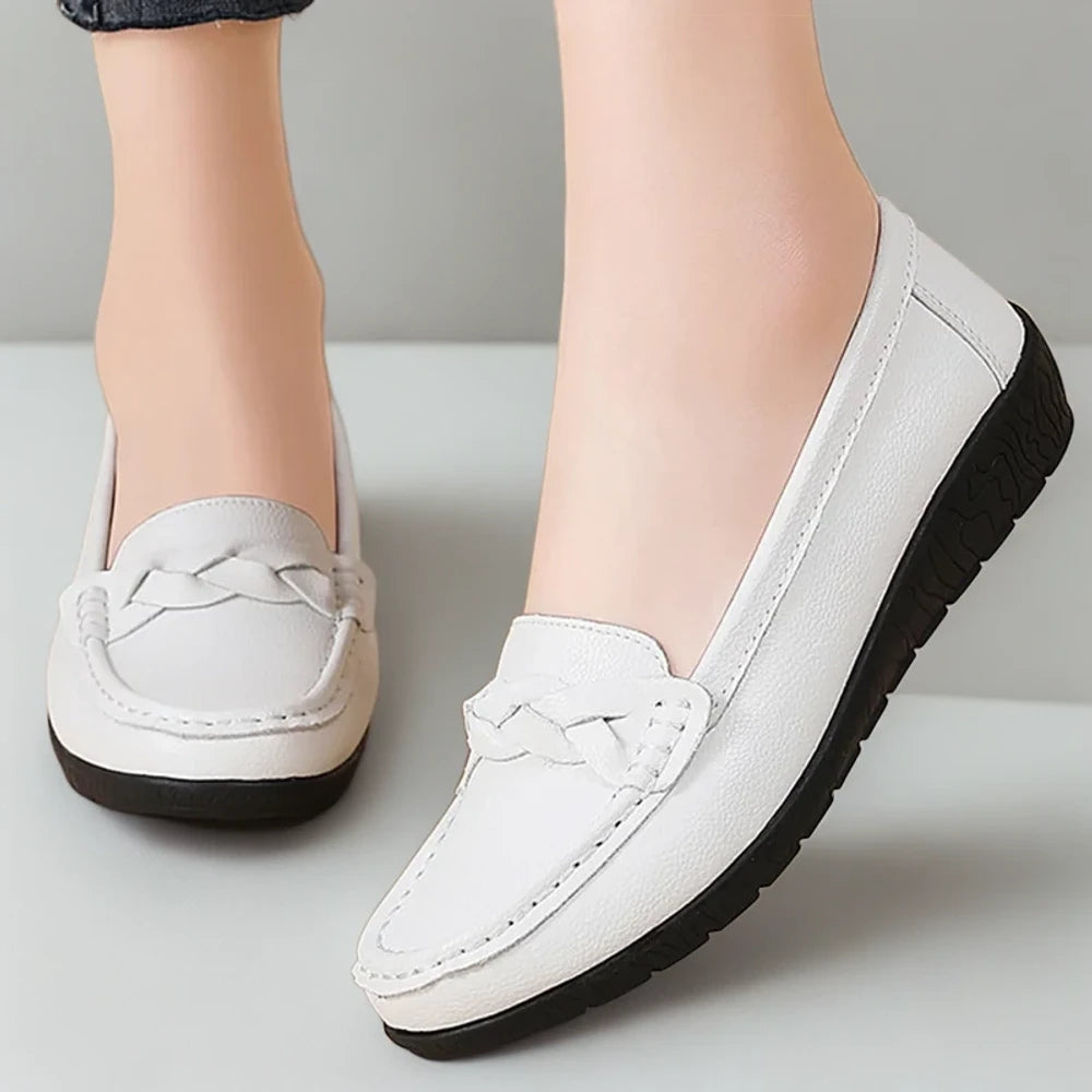 Paire de mocassins confort femme en marron clair, pose lifestyle sur surface naturelle