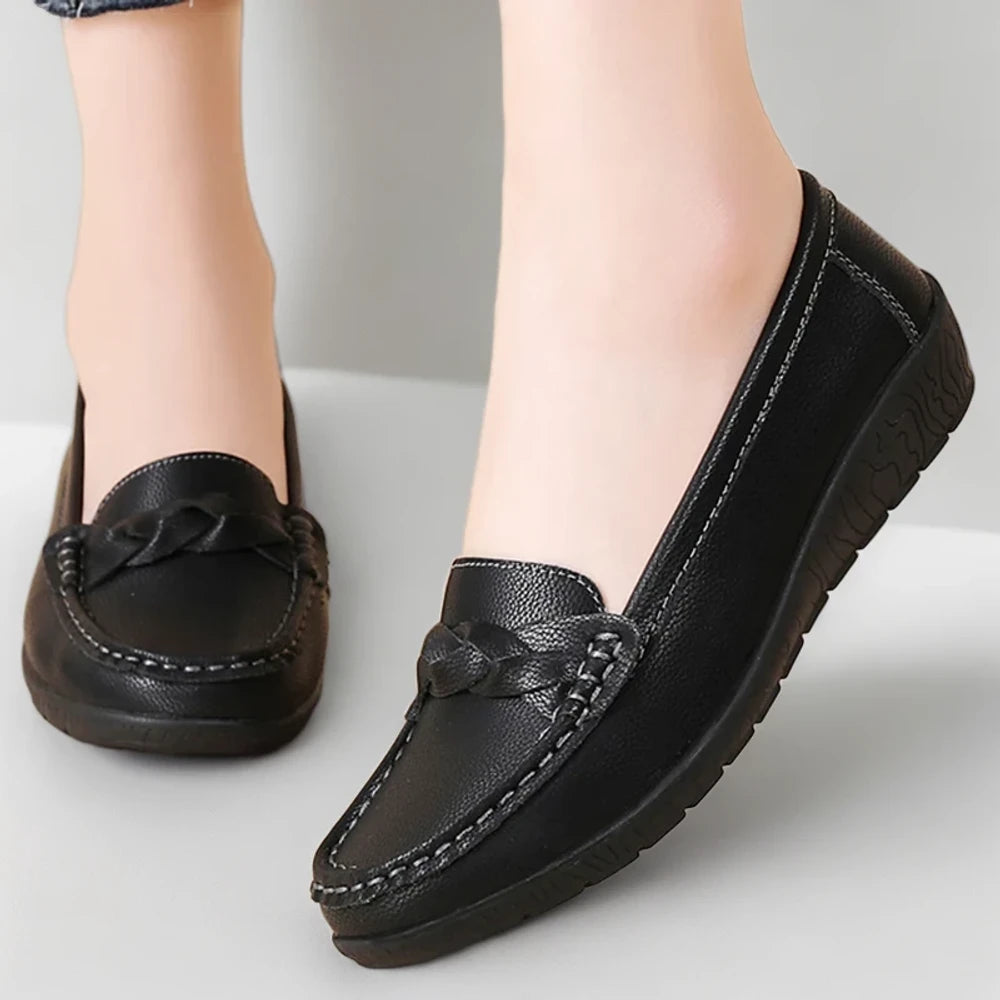 Mocassins blancs souples pour femme, détail du cuir adaptable et de la couture
