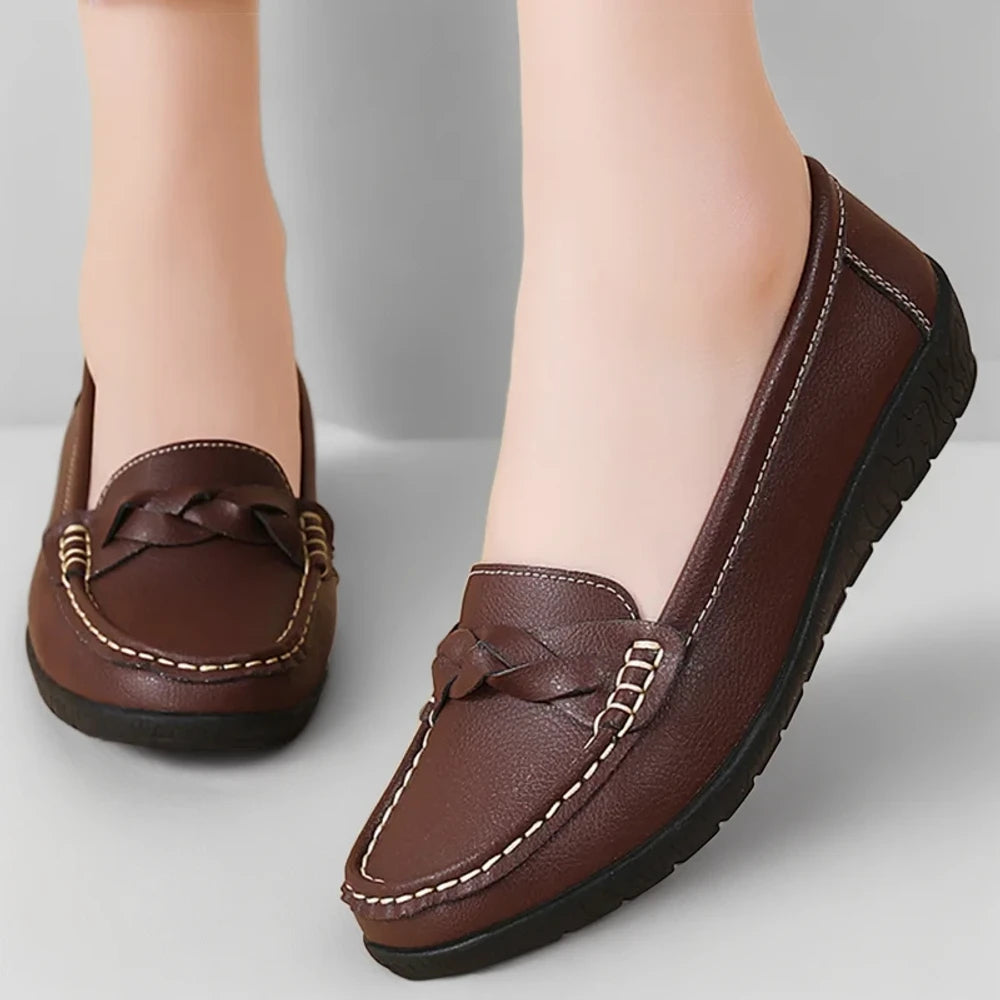 Mocassins doux cuir noir femme, vue de dessus révélant la forme ergonomique