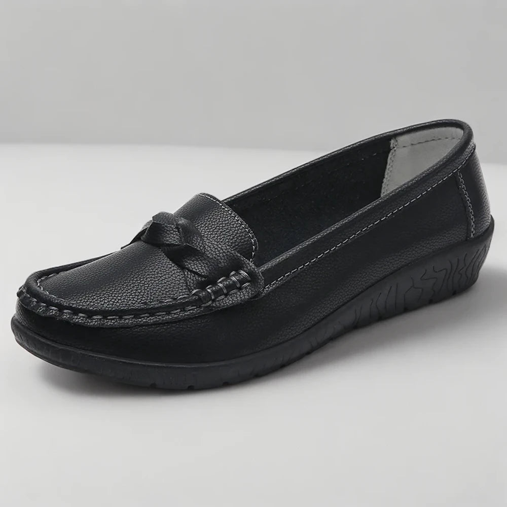 Détail gros plan du mocassin blanc, mettant en avant la qualité du cuir souple
