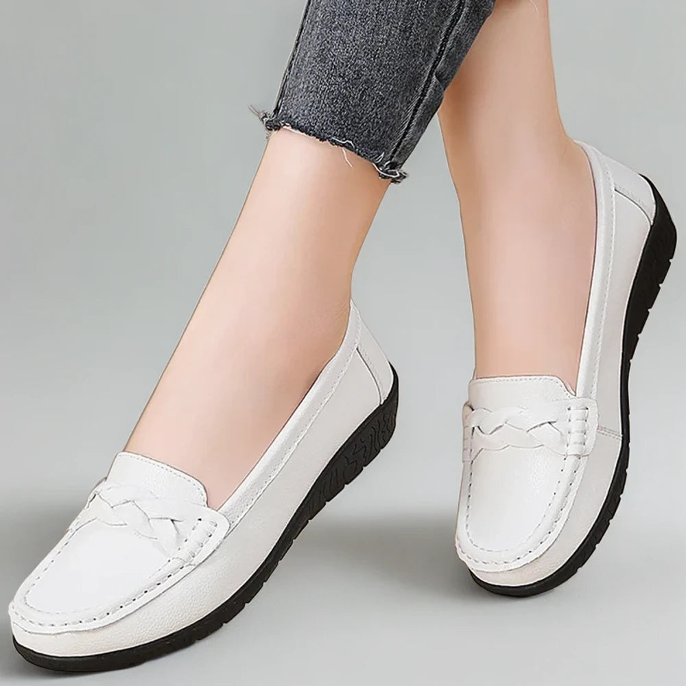 Trois mocassins doux pour femme alignés en noir, blanc et marron