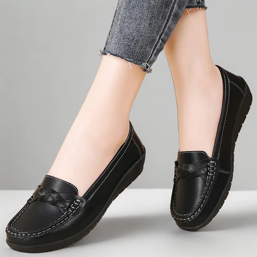 Mocassins cuir marron femme, profil latéral montrant l'épousement du pied