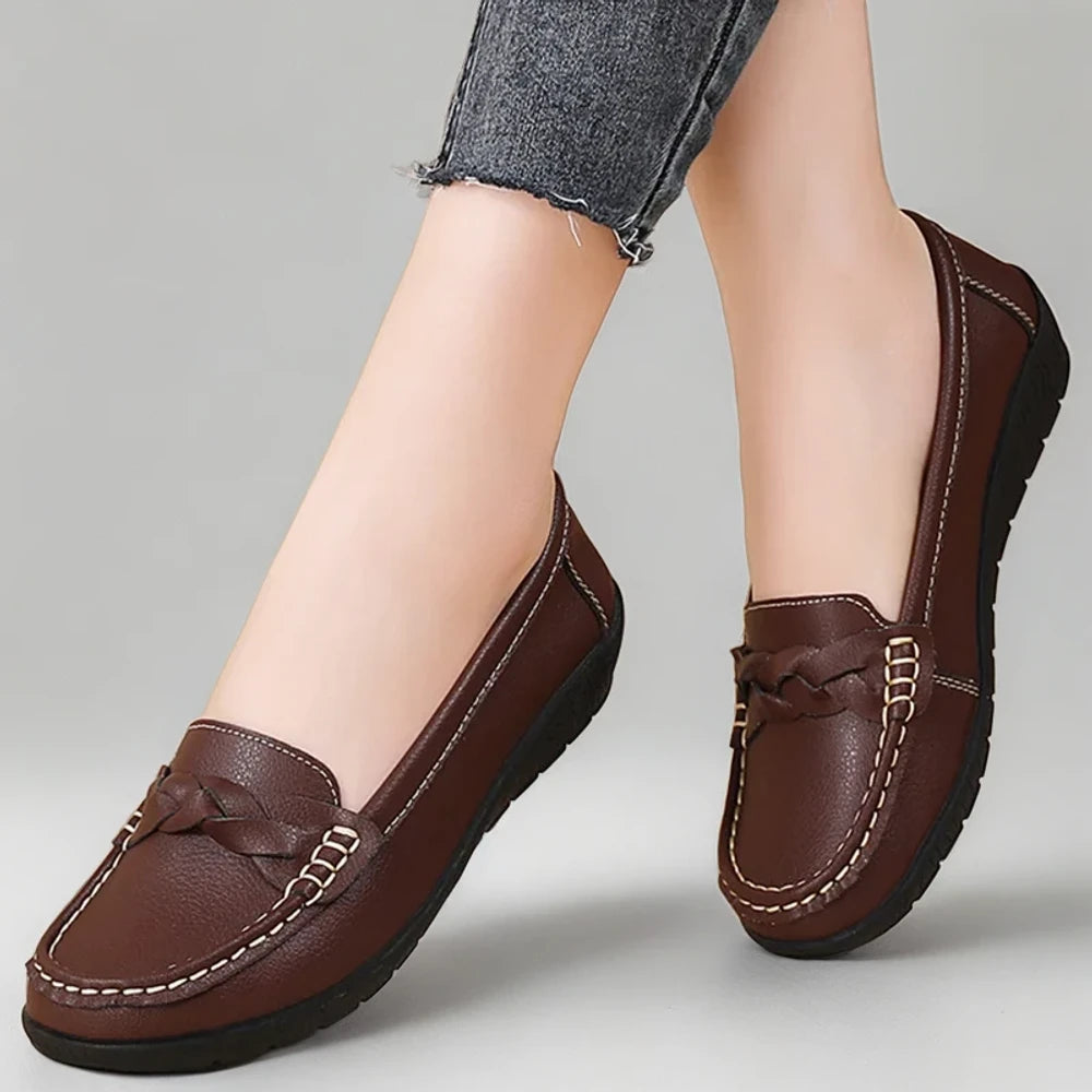 Paire de mocassins souples noirs pour femme, vue arrière et structure de la chaussure