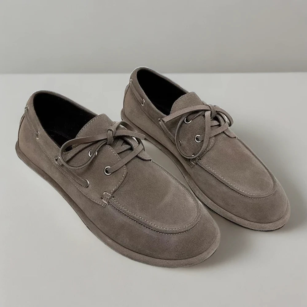 Mocassin daim noir confortable pour pieds larges, vue de profil