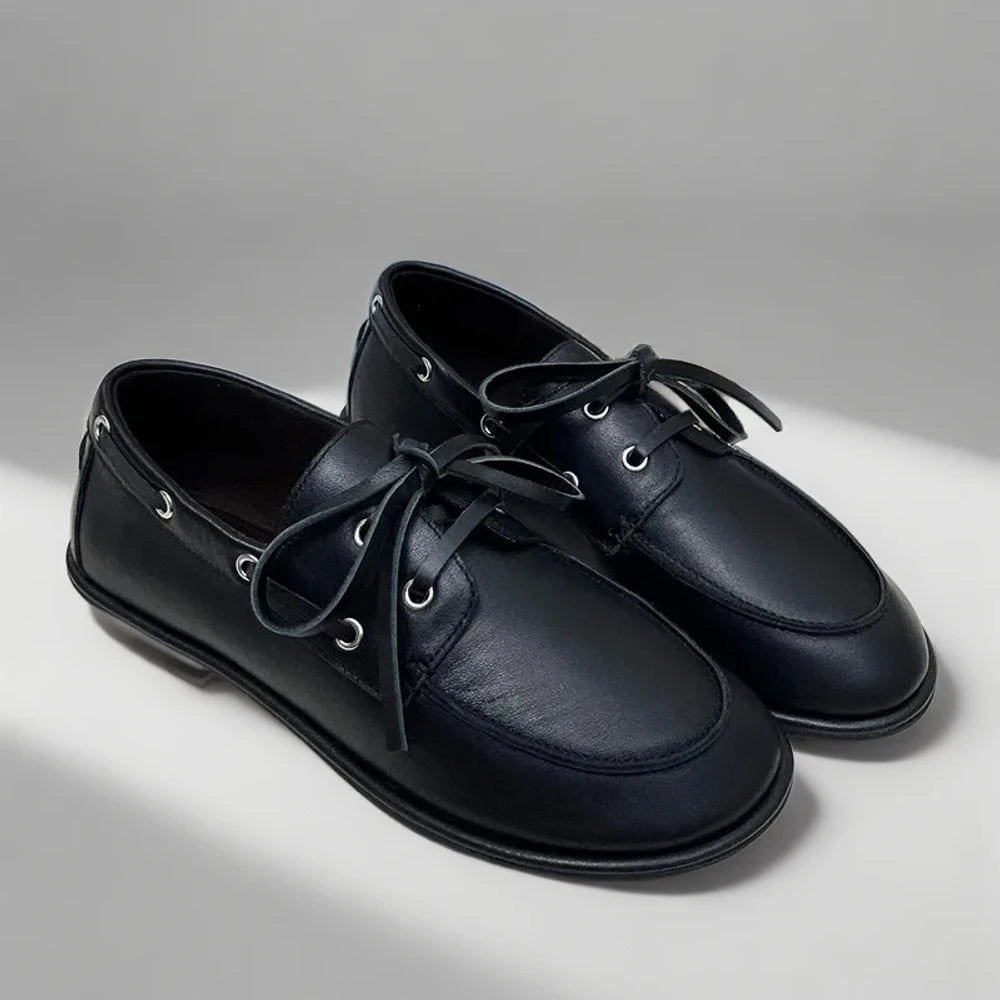 Détail du cuir véritable daim noir sur mocassin femme souple