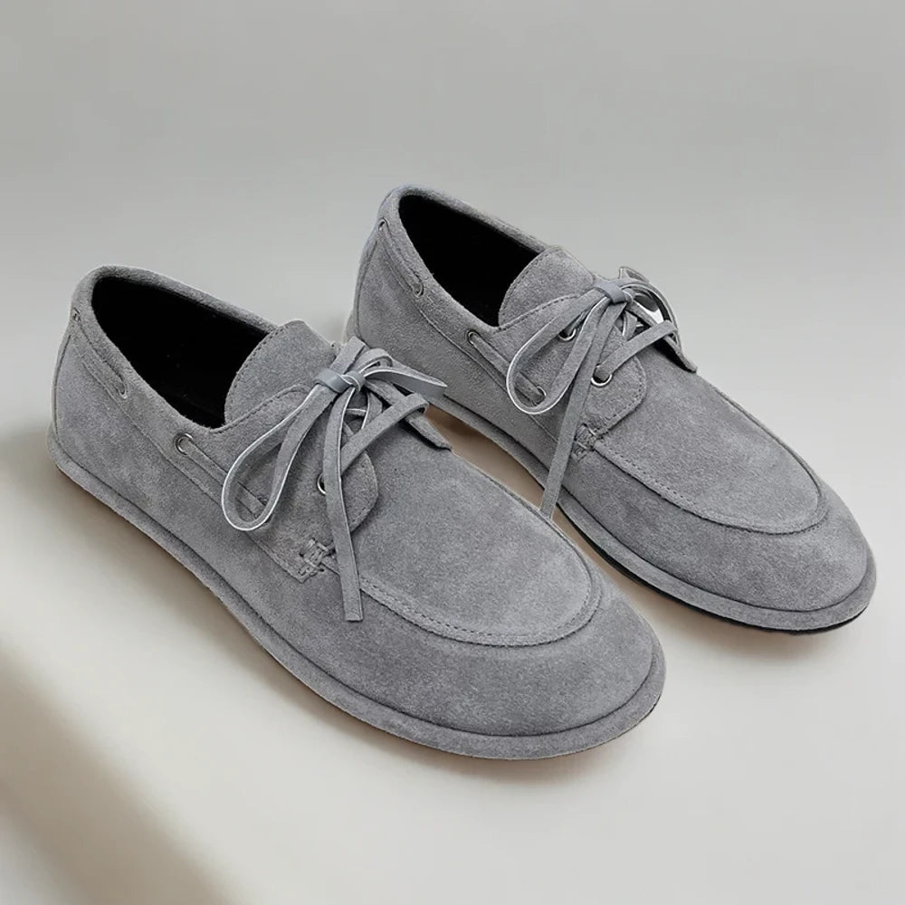 Mocassin en daim noir porté au quotidien, style bureau chic