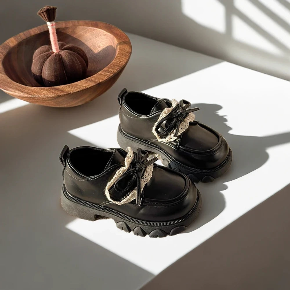 Détail nœud dentelle mocassins enfants style classique anglais