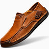 Mocassin cuir marron homme vue trois-quarts, coutures contrastantes blanches, semelle noire, détail de la boucle de maintien