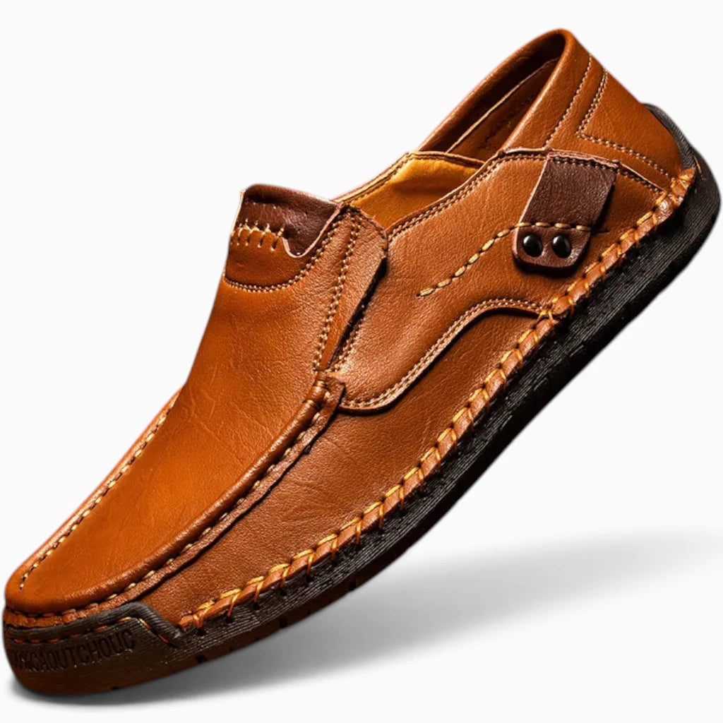 Mocassin cuir marron homme vue trois-quarts, coutures contrastantes blanches, semelle noire, détail de la boucle de maintien