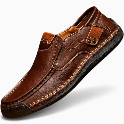 Détail du cuir premium des mocassins d'été pour homme, texture patinée et souplesse naturelle
