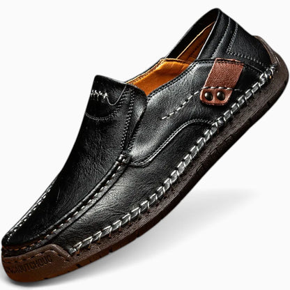 Mocassins été homme en cuir noir, porté avec un jean en style décontracté élégant