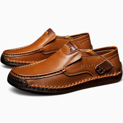 Profil latéral des mocassins cuir homme marron, soulignant la forme ergonomique et le design intemporel
