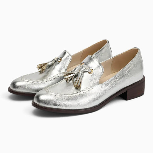 Mocassins femme argentés avec simili cuir verni brillant et pampilles décoratives