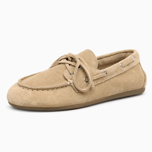 Mocassins femme beige luxe en croûte de cuir souple, vue de profil