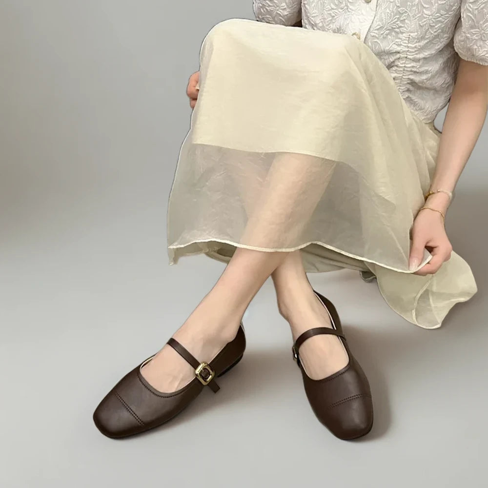 Mocassins mode femme beige associés à un look bureau élégant