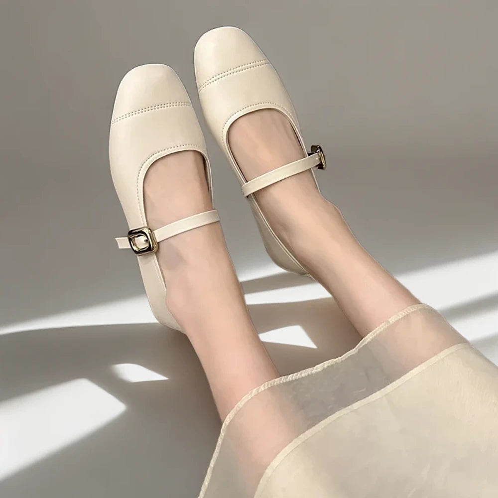 Profil latéral du mocassin femme mode avec bout carré et talon bas