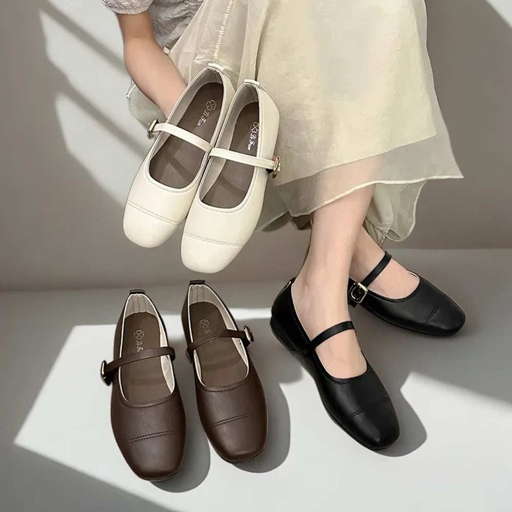 Paire complète de mocassins mode femme disponibles en deux coloris intemporels