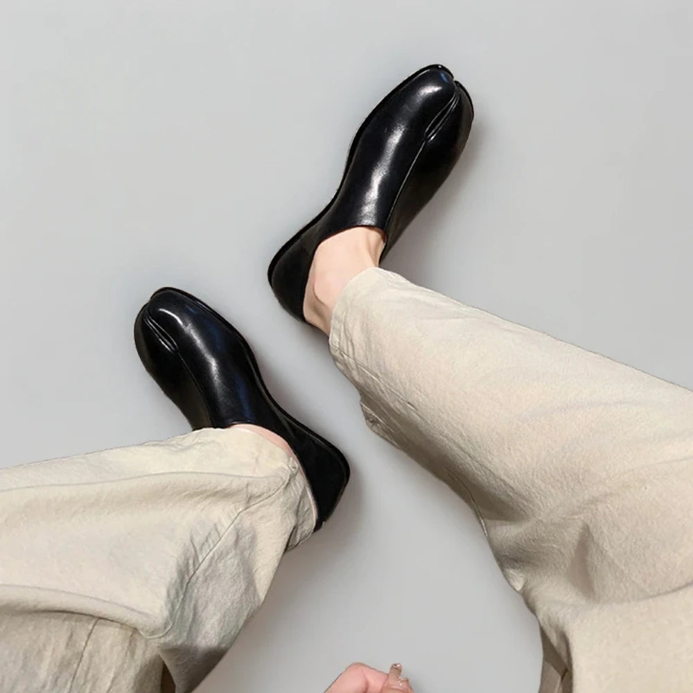 Mocassin pointu femme vue de profil montrant la silhouette affirmée