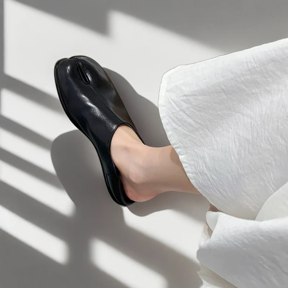 Détail du bout pointu du mocassin pointue femme avec ligne fendue