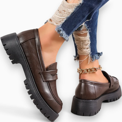 Mocassins femme pointu portés au bureau, finition élégante et épurée