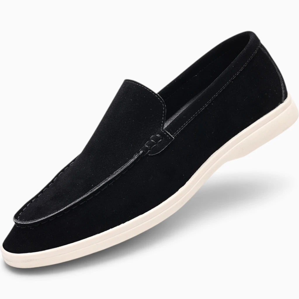 Paire de mocassins fins homme, vue de face sur fond neutre
