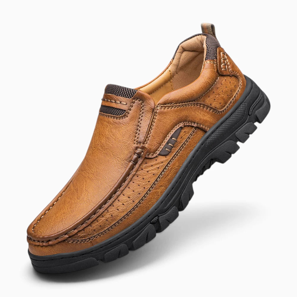 Mocassins homme cuir souple jaune avec coutures main visibles et semelle caoutchouc