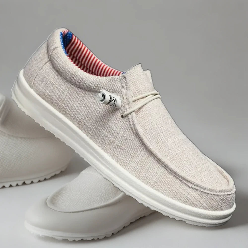 Mocassin loafer noir élégant porté avec un pantalon chino