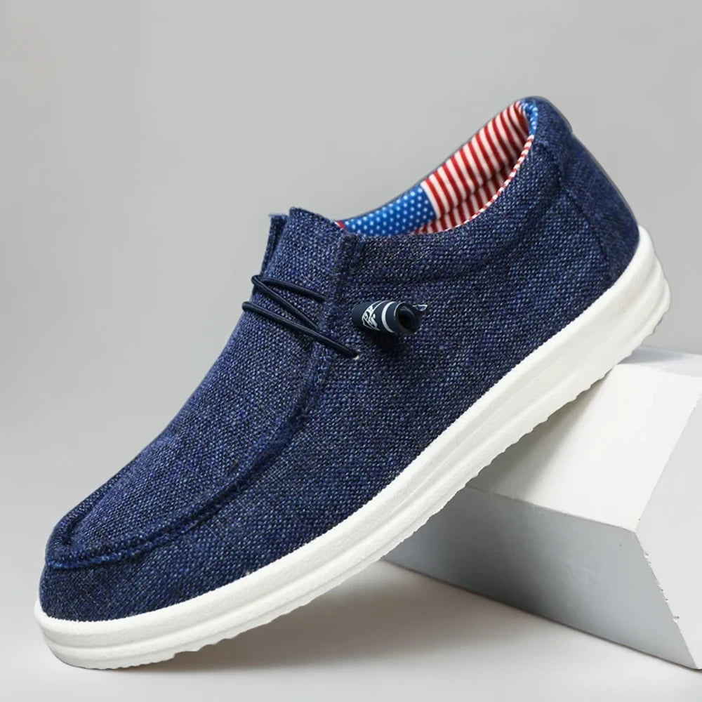 Profil latéral mocassin loafer noir sobre et épuré