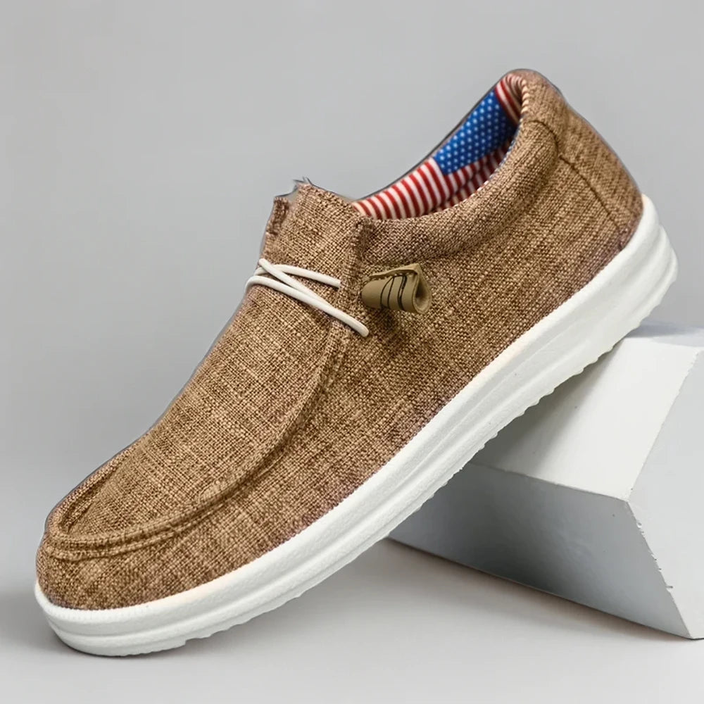 Mocassins loafers kaki portés en tenue professionnelle au bureau