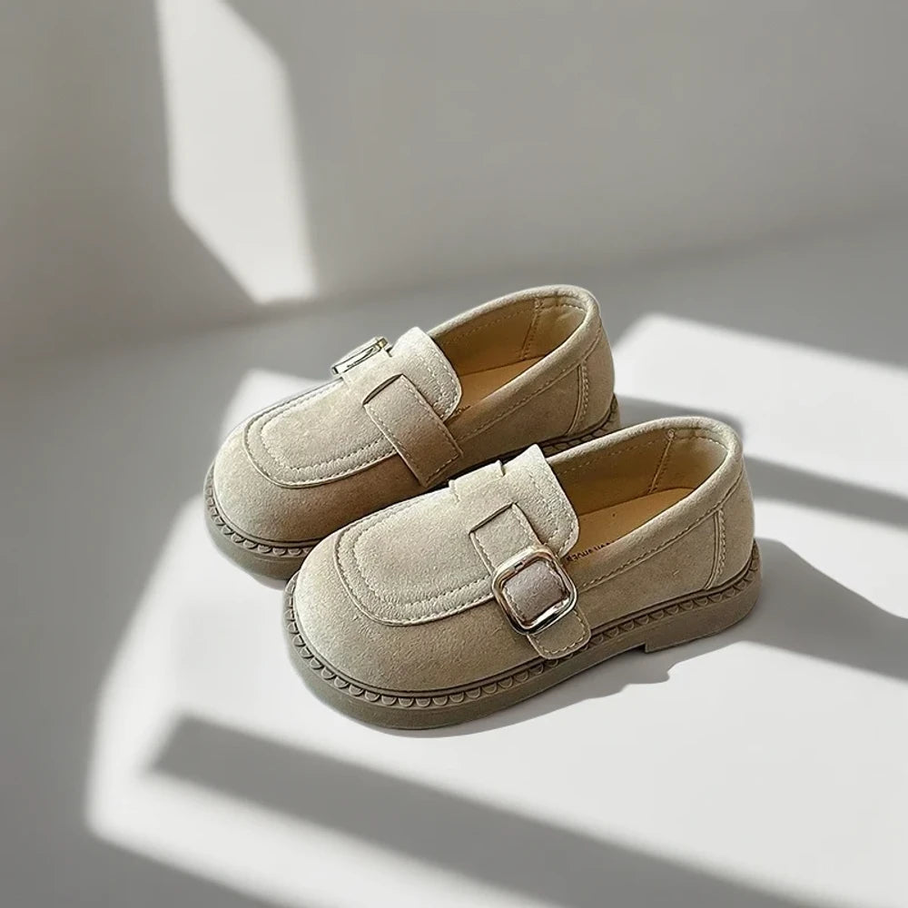 Profil latéral mocassin marron foncé montrant la construction épousant le pied