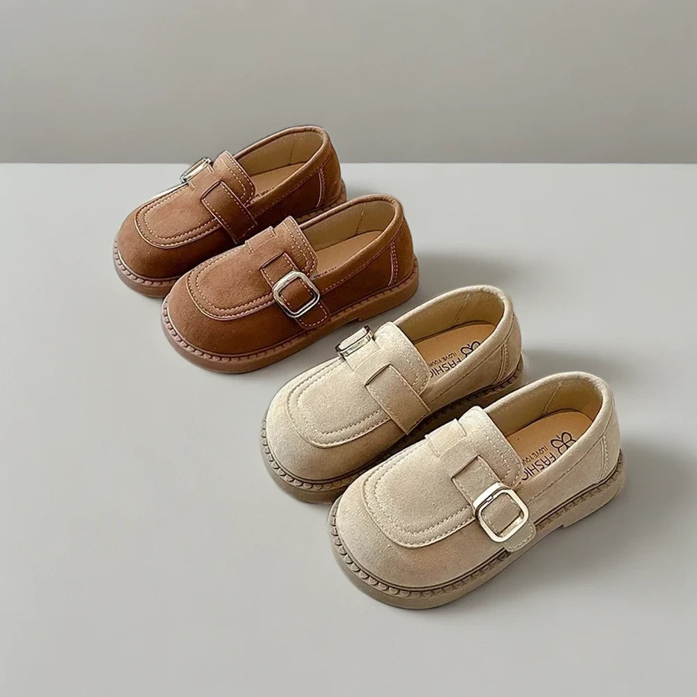 Détail de la texture daim du mocassin marron foncé avec surpiqûres décoratives