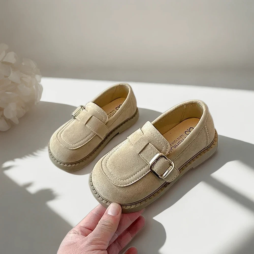 Semelle et intérieur du mocassin marron foncé montrant l'ergonomie pour enfants